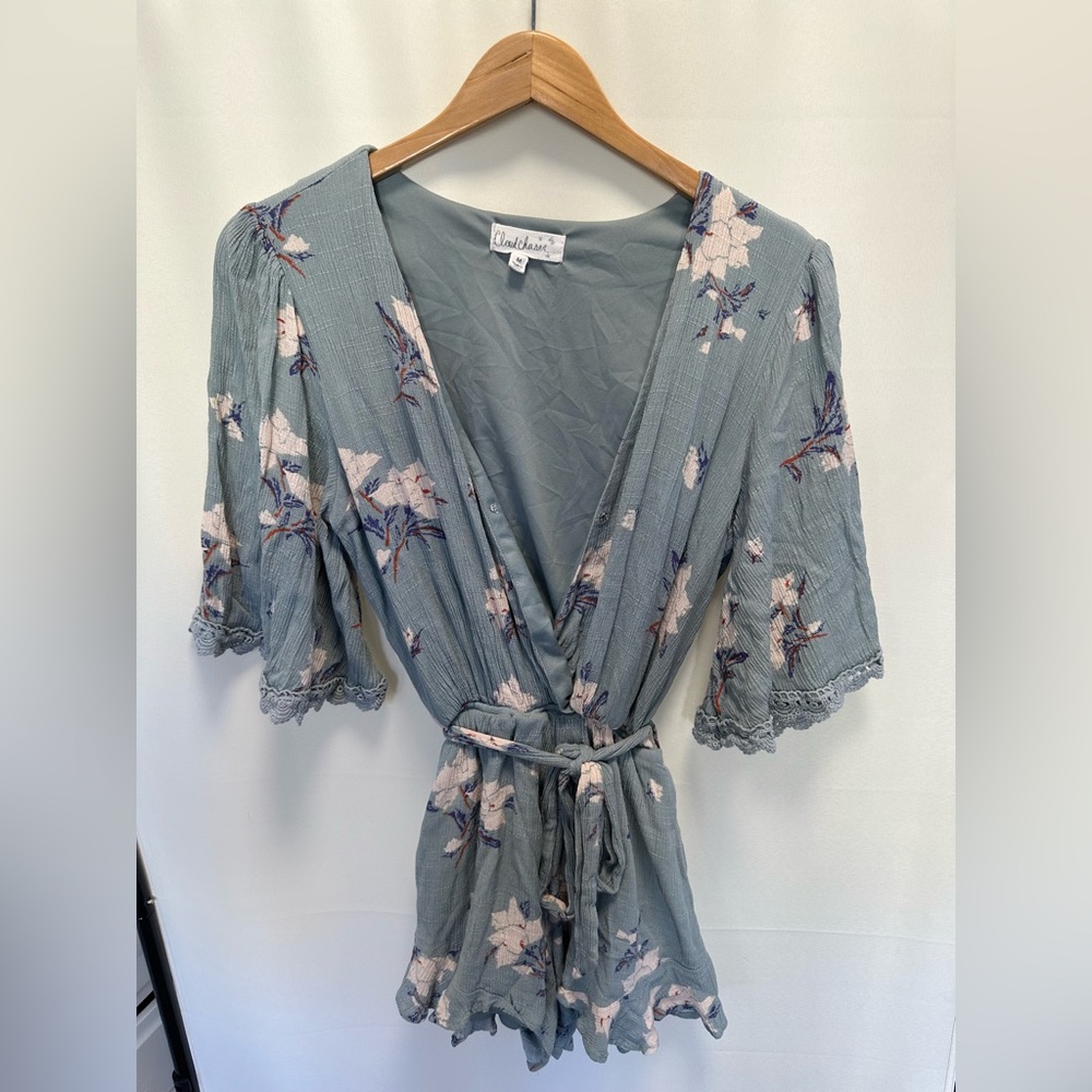 Cloud Chaser Woman’s Romper Dusty Blue Florals Size Medium